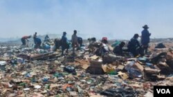 Badobha ukudla lokunye eNgozi Mine Dumpsite koBulawayo.