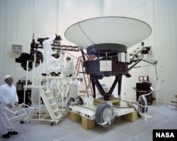 This archival image taken at NASA’s Jet Propulsion Laboratory on March 23, 1977, shows engineers preparing the Voyager 2 spacecraft ahead of its launch later that year. (Image Credit: NASA/JPL-Caltech)