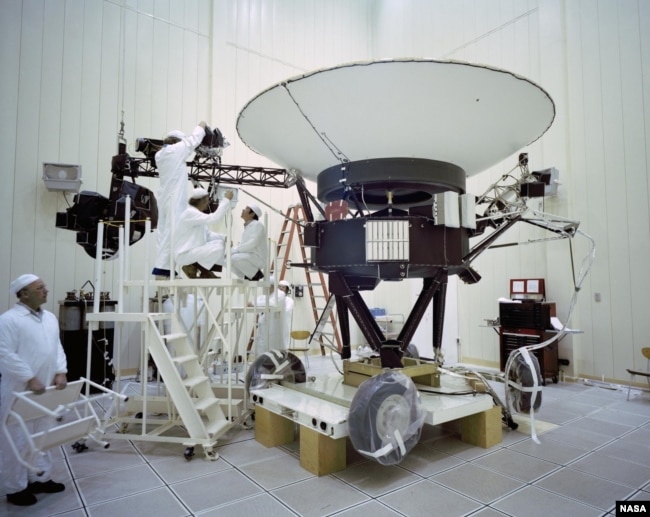 This archival image taken at NASA’s Jet Propulsion Laboratory on March 23, 1977, shows engineers preparing the Voyager 2 spacecraft ahead of its launch later that year. (Image Credit: NASA/JPL-Caltech)