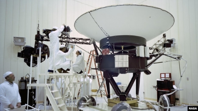 This archival image taken at NASA’s Jet Propulsion Laboratory on March 23, 1977, shows engineers preparing the Voyager 2 spacecraft ahead of its launch later that year. (Image Credit: NASA/JPL-Caltech)