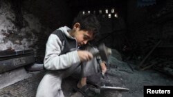 예멘 사나의 작업장에서 청소년이 일하고 있다. (자료사진)