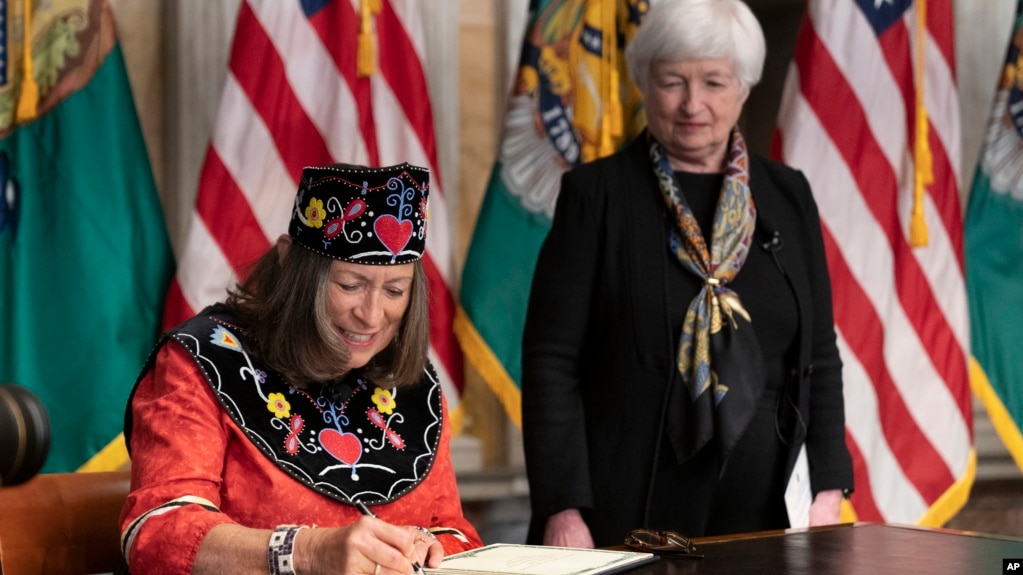 美国财政部司库马勒巴宣誓就职并书写签名，她的签名将被印在美元货币上。（2022年9月12日）(photo:VOA)