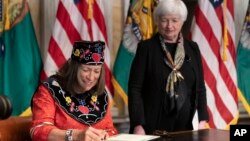 美国财政部司库马勒巴宣誓就职并书写签名，她的签名将被印在美元货币上。（2022年9月12日）