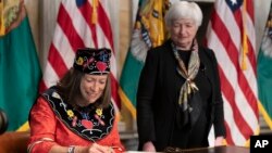 La secretaria del Tesoro, Janet Yellen, observa cómo se copia la firma de la tesorera Lynn Malerba para la moneda estadounidense, el 12 de septiembre de 2022, en Washington.