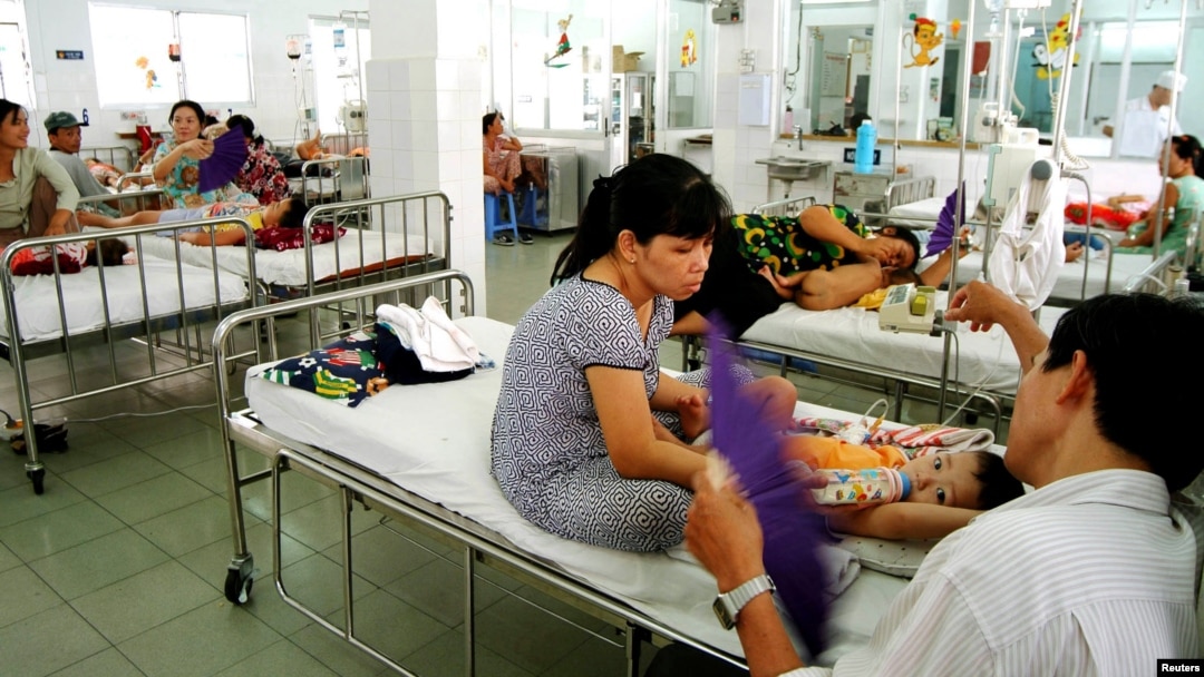 Nguyên nhân của việc tăng viện phí là do Bộ Y tế bắt đầu thực hiện chính sách cắt khoản tiền bao cấp nhà nước dành cho các bệnh viện công từ trước tới nay.