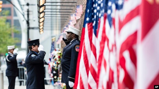Los bomberos se saludan fuera de la estación de bomberos FDNY Engine 10, Ladder 10 cerca de la ceremonia de conmemoración del 21.º aniversario de los ataques terroristas del 11 de septiembre de 2001 el domingo 11 de septiembre de 2022 en Nueva York. (Foto AP/Stefan Jeremías)