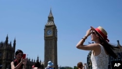 Turisti na Vestminster mostu u Londonu, 19. jula 2022. (Foto: AP Photo/Frank Augstein)