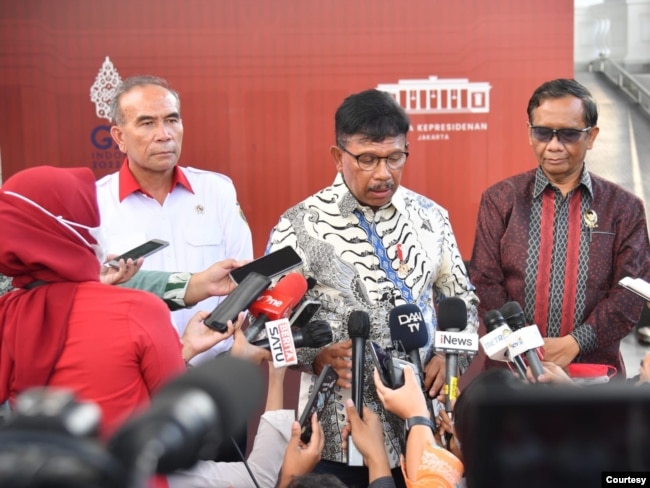 Menkominfo Johhny G Plate (tengah) mengungkapkan bahwa Presiden Jokowi akan membentuk tim khusus untuk mengatasi ulah hacker Bjorka yang telah meretas data pemerintah (biro Setpres)