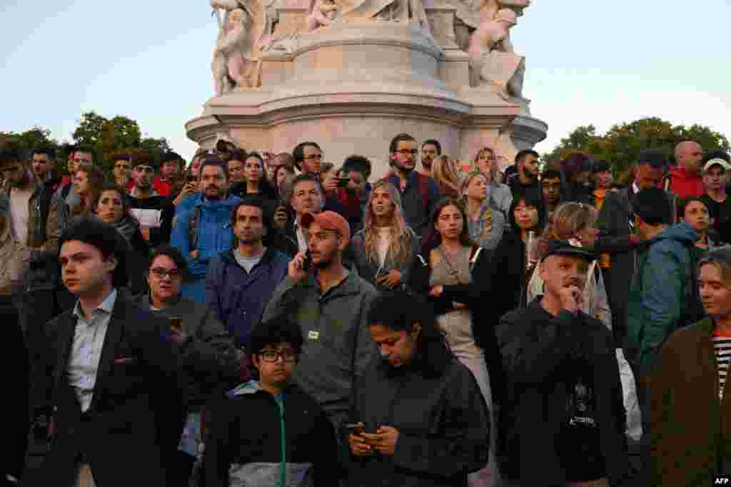 People gather outside Buckingham Palace in central London after it was announced that Queen Elizabeth II has died, in central London on Sept. 8, 2022.