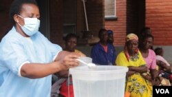 FILE - A health worker educates communities on how to mix chlorine with water as a preventive measure against spread of cholera, in Blantyre, Malawi. (Lameck Masina/VOA)
