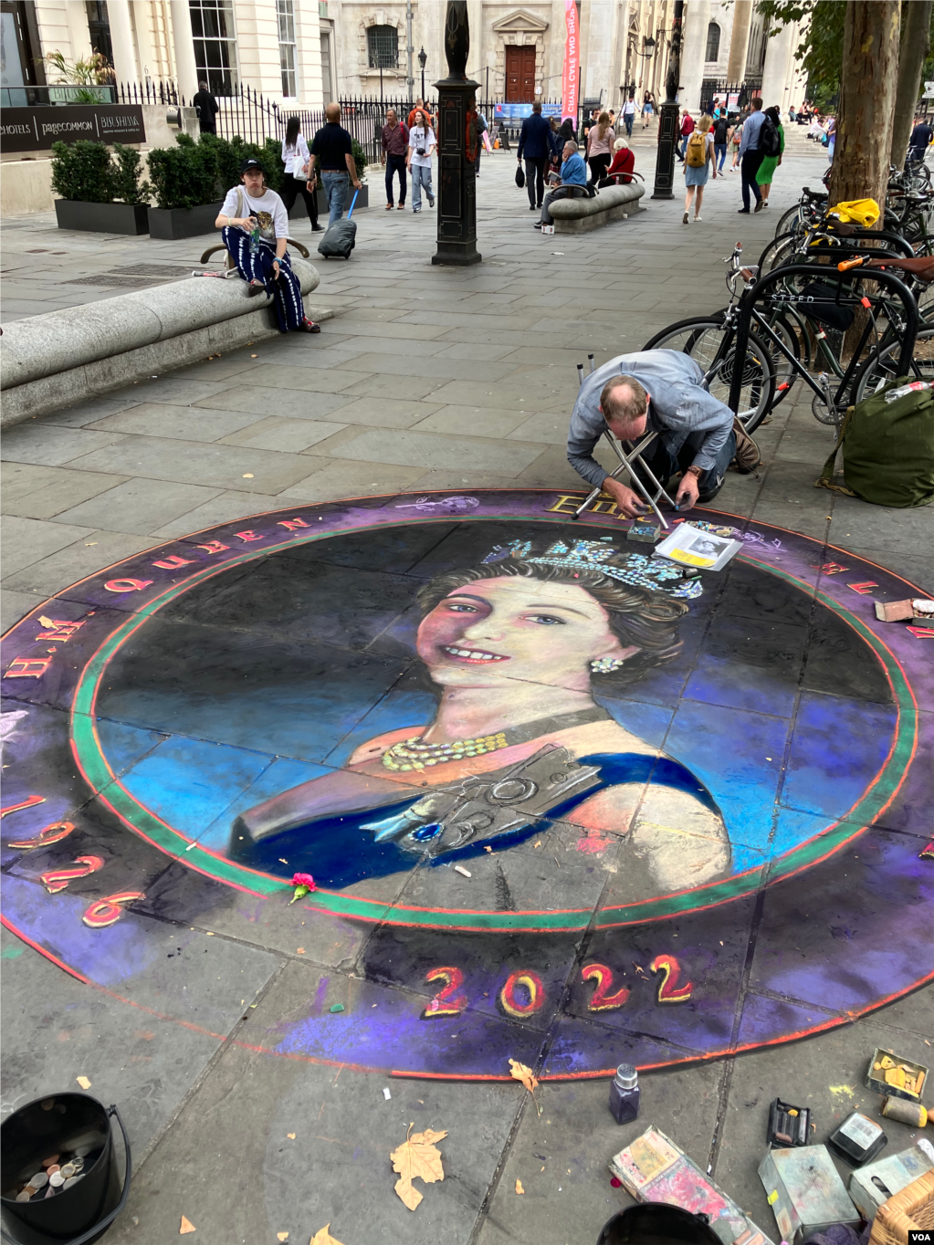 伦敦街头艺人的女王画像(photo:VOA)