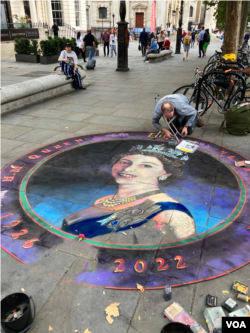 伦敦街头艺人的女王画像