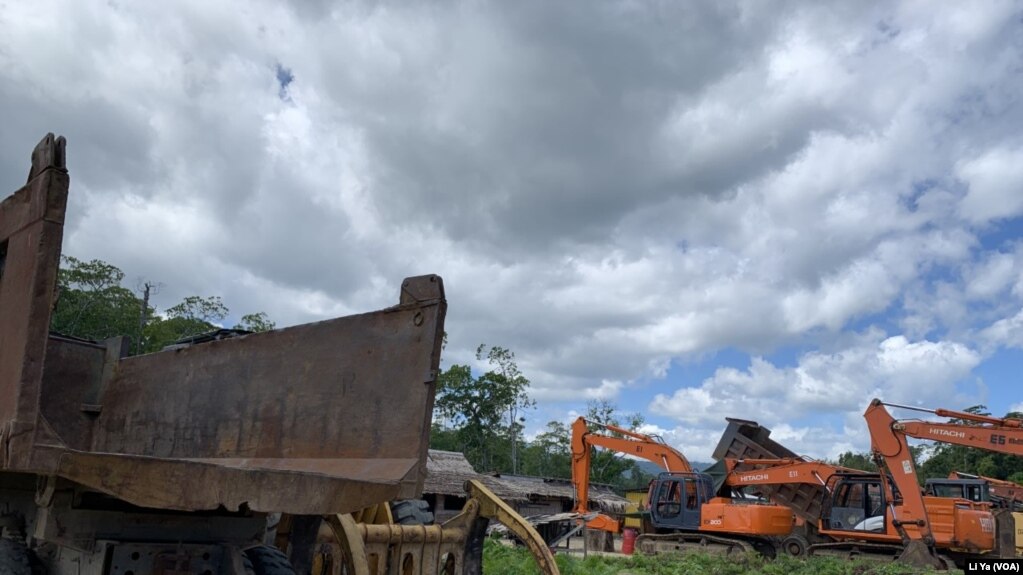 马来西亚华人拥有的三姆林森伐木公司停放在所罗门群岛马莱塔省一个木材堆放场的伐木机器。（美国之音莉雅拍摄）(photo:VOA)