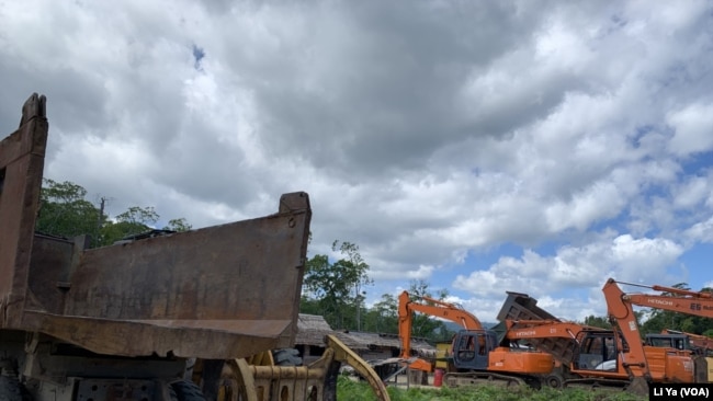 马来西亚华人拥有的三姆林森伐木公司停放在所罗门群岛马莱塔省一个木材堆放场的伐木机器。（美国之音莉雅拍摄）