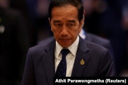 Presiden Joko Widodo menghadiri Dialog Informal Pemimpin APEC dengan Para Tamu dalam KTT Kerja Sama Ekonomi Asia-Pasifik (APEC) 2022, di Bangkok, Thailand, 18 November 2022. (Foto: REUTERS/Athit Perawongmetha)