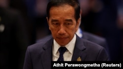 Presiden Joko Widodo menghadiri Dialog Informal Pemimpin APEC dengan Para Tamu dalam KTT Kerja Sama Ekonomi Asia-Pasifik (APEC) 2022, di Bangkok, Thailand, 18 November 2022. (Foto: REUTERS/Athit Perawongmetha)