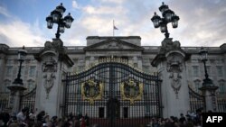 ملکہ برطانیہ کے انتقال کی خبر سن کر لوگ بکنگھم پیلس کے باہر جمع ہیں (اے پی)