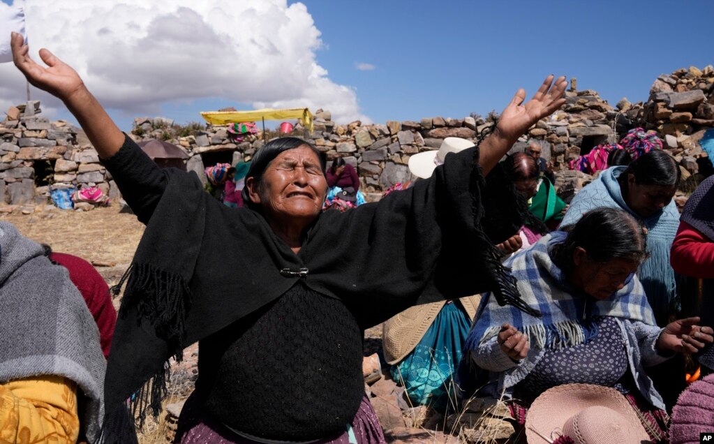 Aymara mahalliy ayollar Boliviyaning Chiquipata shahridagi muqaddas Inca Pucara tog'ida ro'za kuni yomg'ir uchun ibodat qilishmoqda.