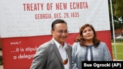 FILE - Pemimpin Masyarakat Cherokee, Chuck Hoskin Jr. dan bersama angota delegasi Kimberly Teehee di Tahlequah, Oklahoma, Kamis, 22 Agustus 2019.