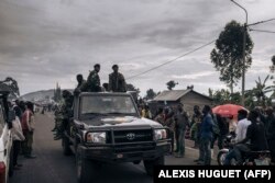 Tentara Kongo kembali ke garis depan di Kanyaruchinya, sebelah utara kota Goma, bagian timur Republik Demokratik Kongo, ketika para pengungsi akibat perang melarikan diri ke selatan, pada 15 November 2022. (Foto: AFP)