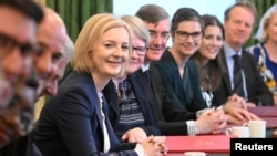 لیز تراس، نخست وزیر جدید بریتانیا، به همراه بعضی از اعضای کابینه‌اش