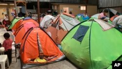 Migrantes acampan en el albergue Juventud 2000, en Tijuana, México, el 13 de octubre de 2022.