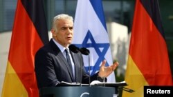یائیر لاپید نخست‌وزیر اسرائیل در جریان کنفرانس خبری مشترک با اولاف شولتس صدراعظم آلمان. برلین، دوشنبه ١٢ سپتامبر ٢٠٢٢