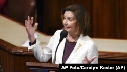 La presidenta de la Cámara de Representantes, la demócrata Nancy Pelosi, habla en la cámara, en Washington DC, el 17 de noviembre de 2022. 