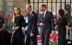 Pangeran William, kedua kiri, dan Kate, Princess of Wales, kiri, dan Pangeran Inggris Harry, kedua kanan, dan Meghan, Duchess of Sussex bdi luar Kastil Windsor, di Windsor , Inggris, Sabtu, 10 September 2022. (Foto: AP/Martin Meissner)