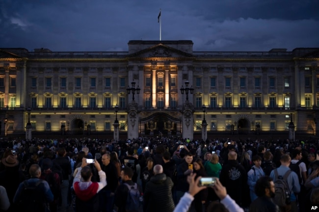 People gather outside Buckingham Palace in London, Friday, September 9, 2022 following the death of Queen Elizabeth II, Britain's longest-reigning monarch, the day before. (AP Photo/Felipe Dana)