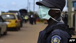 ARCHIVES - Un officier de police libérien à Monrovia, le 27 septembre 2014.