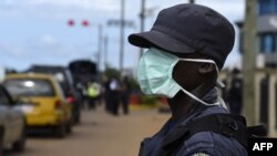 ARCHIVES - Un officier de police libérien à Monrovia, le 27 septembre 2014.