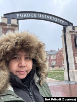 Fadhla Junus di depan gerbang Universitas Purdue, negara bagian Indiana. (Foto: Dok Pribadi)
