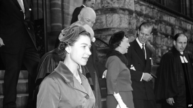 La reina Isabel II es captada mientras sale de un serviciio religioso en Iglesia Presbiteriana Nacional, en Washington DC, el 20 de octubre de 1957. La acompañan funcionarios del gobierno de Estados Unidos.