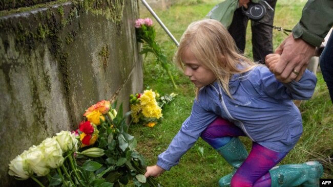 Photos: Britons Mourn Queen Elizabeth II