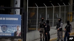 Un grupo de agentes de la policía política venezolana, SEBIN, con el rostro cubierto, hace guardia ante la puerta principal de la sede de ese organismo de Inteligencia en Caracas, Venezuela, el 16 de mayo de 2018.