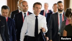 Presiden Prancis Emmanuel Macron tiba menjelang pertemuan darurat para pemimpin di KTT G20 menyusul serangan rudal semalam oleh roket buatan Rusia di Polandia, di Nusa Dua, Bali, 16 November 2022. (Leon Neal/Pool via REUTERS)
