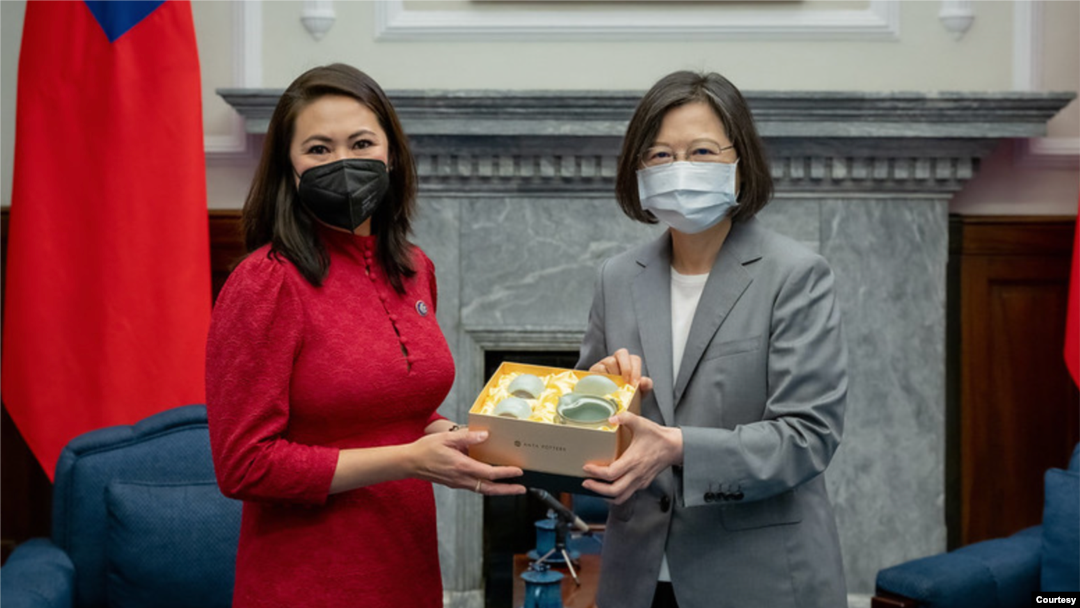 Presiden Taiwan Tsai Ing-wen bertemu dengan Stephanie Murphy, kepala delegasi kongres AS, 8 September 2022. (Foto Istana Kepresidenan Taiwan)