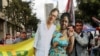 Una persona sostiene una pancarta de cartón donde aparecen las imágenes del presidente colombiano Gustavo Petro y la vicepresidenta Francia Márquez, durante la macha de respaldo al actual gobierno en Bogotá, Colombia.&nbsp;