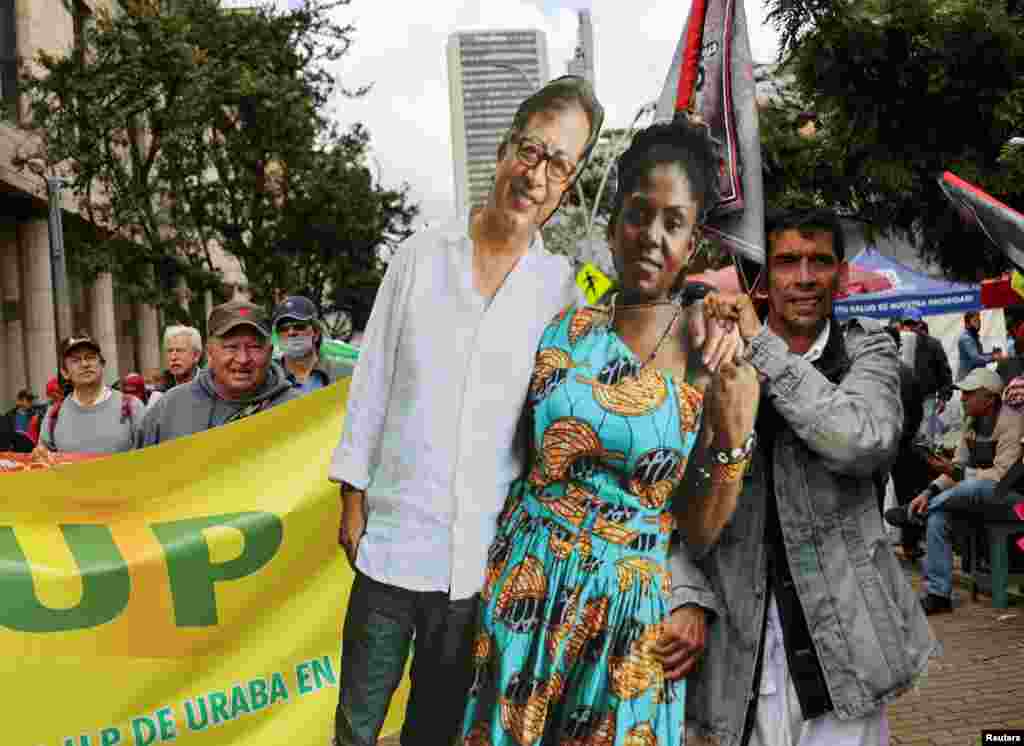 Una persona sostiene una pancarta de cartón donde aparecen las imágenes del presidente colombiano Gustavo Petro y la vicepresidenta Francia Márquez, durante la macha de respaldo al actual gobierno en Bogotá, Colombia.&nbsp;