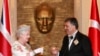 15 Mayıs 2008 - 96 yaşında hayata veda eden İngiltere Kraliçesi II. Elizabeth'in Türkiye'ye ziyareti sırasında dönemin Cumhurbaşkanı Abdullah Gül tarafından ağırlandı an