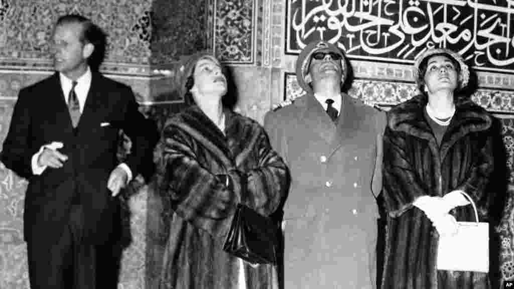 دیدار ملکه الیزابت و همسرش در کنار شاه ایران و همسرش از مسجد شیخ لطف الله در اصفهان