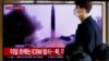 资料照片：韩国电视节目报道朝鲜2022年11月17日发射弹道导弹。