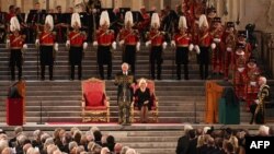 Mootiin Briteen haaraan Chaarlas mana maree paarlaamaa lamaaniif haasawaa dhageesisan, Fulbaana 12, 2022