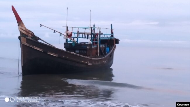 Kapal pengangkut 119 pengungsi etnis Muslim-Rohingya yang tiba di perairan Desa Bluka Tebai, Kecamatan Dewantara, Kabupaten Aceh Utara, Provinsi Aceh. Rabu 16 November 2022. (Courtesy: Pemkab Aceh Utara)