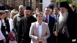 Premijerka Srbije Ana Brnabić sa episokopom Teodosijem, u poseti manastiru Banjska, 15 kilometara severno od Mitrovice, 5. septembra 2022.