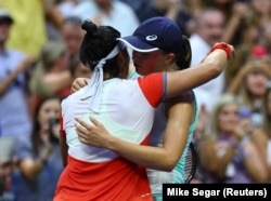 La Tunisienne Ons Jabeur (à g.) et la Polonaise Iwa Swiatek s'embrassent après la finale de l'US Open à Flushing Meadows, New York (USA), le 10 septembre 2022.