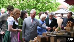 برطانیہ کے موجودہ بادشاہ چارلس، پرنس آف ویلزکی حیثیت سے، 10 مئی 2019 کو جنوبی جرمنی کے شہر گلون میں نامیاتی فارم کا دورہ کر رہے ہیں۔