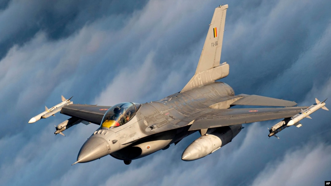 Na ovoj fotografiji koju je dostavilo Ministarstvo nacionalne odbrane Litvanije, borbeni avion F-16 belgijskih zračnih snaga koji učestvuje u NATO-ovoj misiji za vazdušnu policiju Baltika, djeluje u vazdušnom prostoru Litvanije, u utorak, 25. januara 2022.