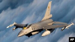 Na ovoj fotografiji koju je dostavilo Ministarstvo nacionalne odbrane Litvanije, borbeni avion F-16 belgijskih zračnih snaga koji učestvuje u NATO-ovoj misiji za vazdušnu policiju Baltika, djeluje u vazdušnom prostoru Litvanije, u utorak, 25. januara 2022.